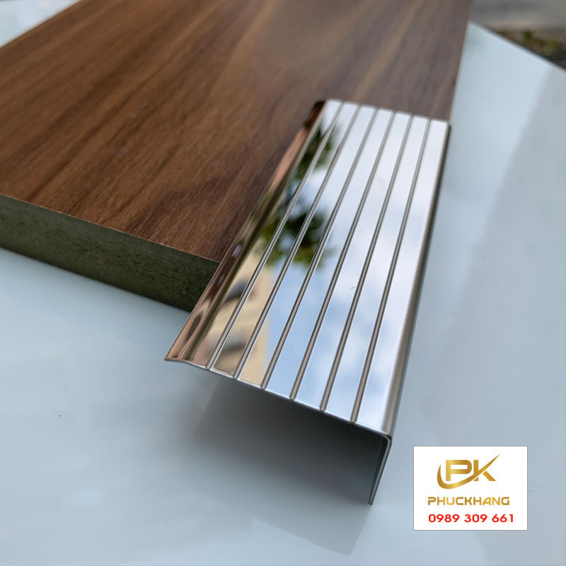 Nẹp Inox Cầu Thang Bạc b&oacute;ng