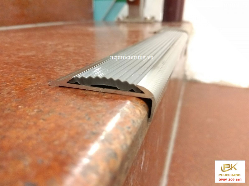 Nẹp nh&ocirc;m cầu thang chống trơn